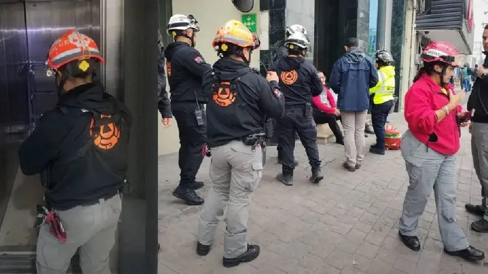 Se desploma elevador de una funeraria en el Centro de Monterrey; hay 3 trabajadores heridos