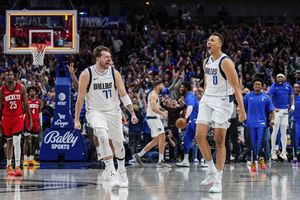 ¡Tremendo dúo! Kyrie Irving y Luka Doncic se combinan para 85 puntos para vencer a los Rockets