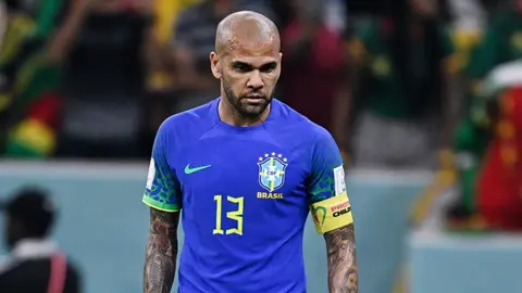 Mamá de Dani Alves le manda mensaje: "Mamá te ama hasta el infinito y más allá"