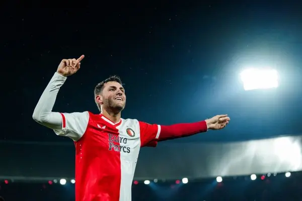 Santiago Giménez, entre los jugadores de Feyenoord que pueden salir en verano