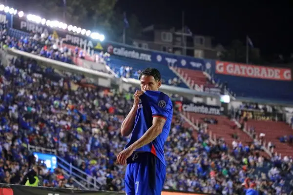 Santiago Giménez manda mensaje a Uriel Antuna por su momento en Cruz Azul