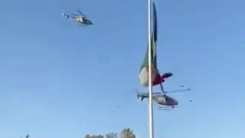 Helicóptero de la SEDENA corta la bandera mexicana con las hélices