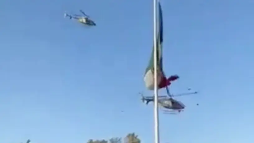 Helicóptero de la SEDENA corta la bandera mexicana con las hélices