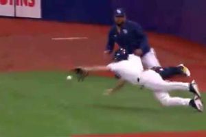 ¿La atrapada del año? Recogepelotas de los Rays se sorprende con habilidades en pleno partido