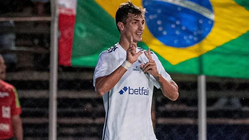Juan Dinenno, a 90 minutos de poder alzar su primer título como profesional