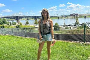 Yolanda Caballero, periodista, sufre el incendio de su camioneta en Tijuana