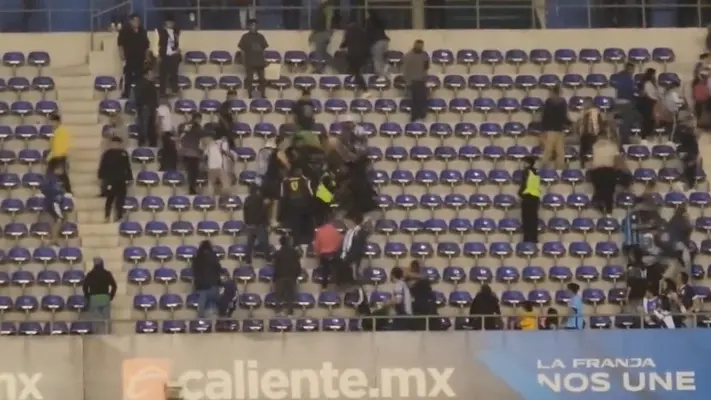 Liga MX: Aficionados de Puebla y Pachuca protagonizan bronca en las gradas