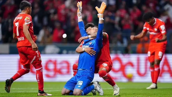 ¡Se puso la de héroe! Tiago Volpi anotó de penalti para darle la victoria a Toluca sobre Santos