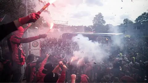 ¡De campeón! La afición del Leverkusen se volcó para recibir al equipo antes de enfrentar al Bremen