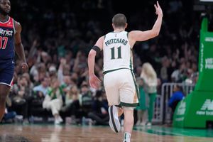 Boston Celtics cierra con victoria la temporada regular de NBA con un cuadro lleno de suplentes
