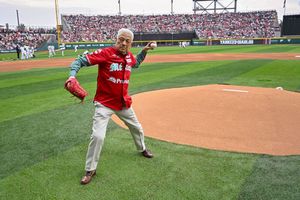 ¡Invitado de lujo! Alfredo ‘Zurdo’ Ortiz lanza primera bola del Diablos vs Yankees