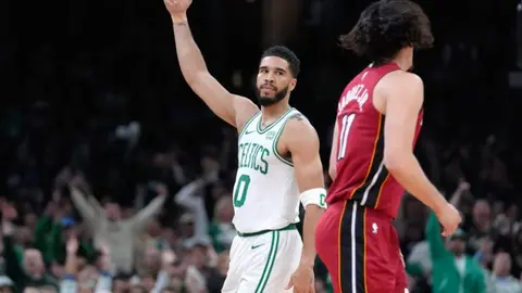 NBA: Con su triple-doble Tatum guía victoria de Celtics ante Heat