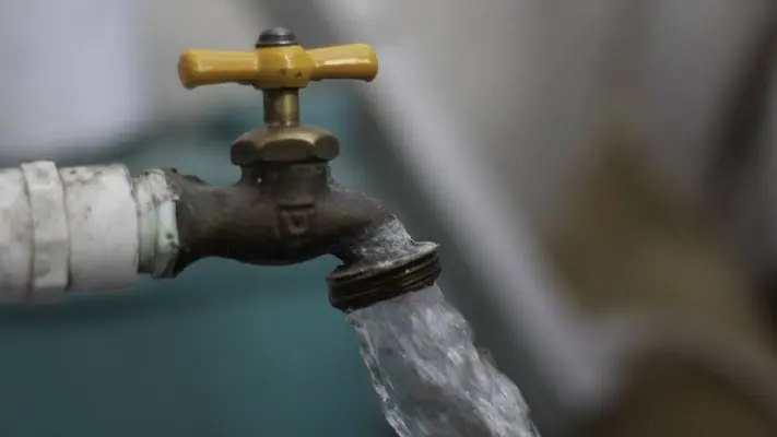 Bloqueo en Insurgentes por agua contaminada en Benito Juarez