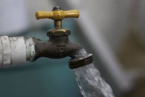 Bloqueo en Insurgentes por agua contaminada en Benito Juarez