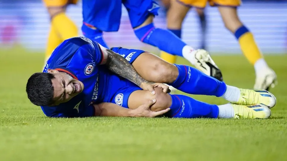 ‘Toro’ Fernández se rompe ligamentos cruzados; Cruz Azul lo pierde el resto del torneo