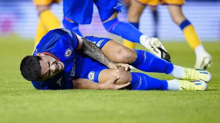 ‘Toro’ Fernández se rompe ligamentos cruzados; Cruz Azul lo pierde el resto del torneo