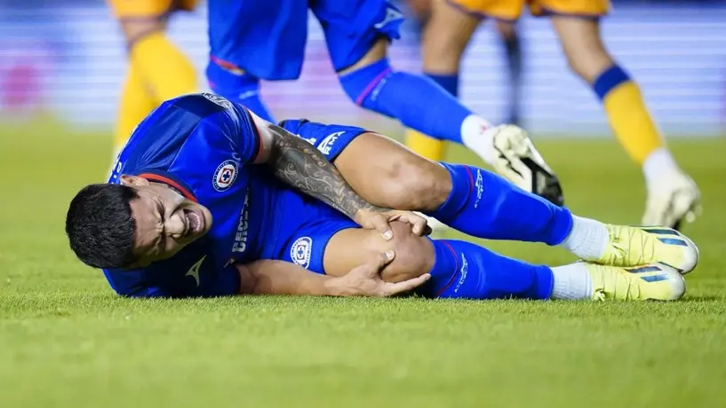 ‘Toro’ Fernández se rompe ligamentos cruzados; Cruz Azul lo pierde el resto del torneo