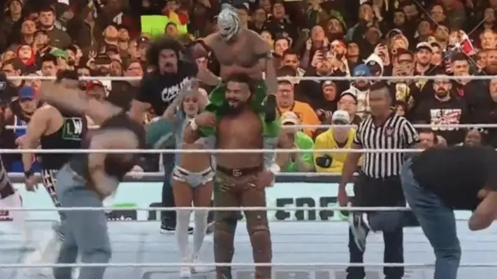 Rey Mysterio vence a Dominik Mysterio y a Santos Escobar en la noche 1 de WrestleMania