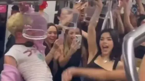 VIDEO: Kenia Os sorprende al cantar en el Metro de Monterrey, con bailarines incluidos