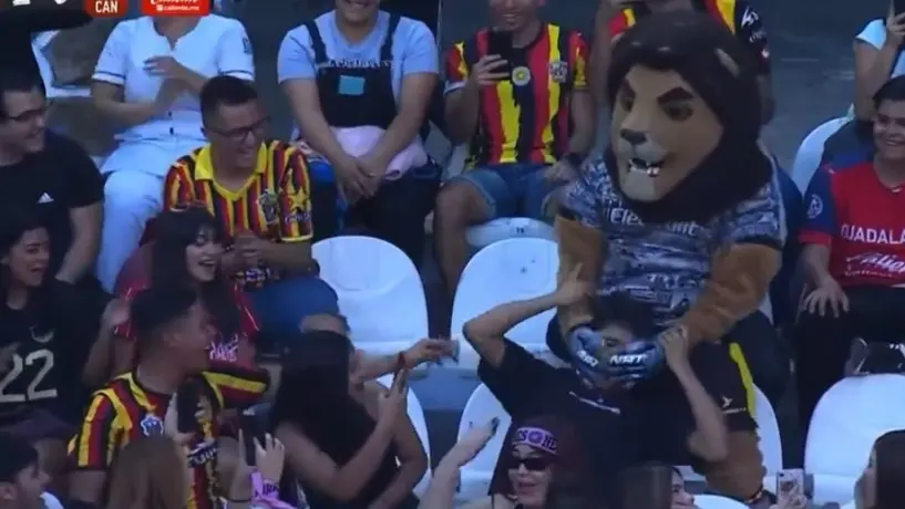 ¡Ah caray! Mascota de Leones Negros le baila 'sensualmente' a aficionado en las gradas