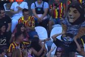 ¡Ah caray! Mascota de Leones Negros le baila 'sensualmente' a aficionado en las gradas