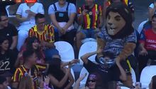 ¡Ah caray! Mascota de Leones Negros le baila 'sensualmente' a aficionado en las gradas