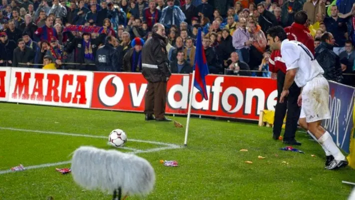 Figo 'calienta' el Real Madrid vs Barcelona y revive la cabeza de cerdo en el Clásico
