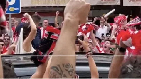 Recién casados se une a los festejos de la afición del Athletic Club tras ganar la Copa del Rey