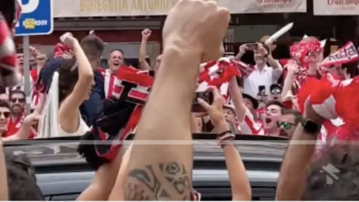 Recién casados se une a los festejos de la afición del Athletic Club tras ganar la Copa del Rey