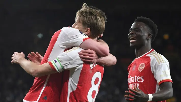 Arsenal vence a Wolves y recuperan momentáneamente el liderato de la Premier League