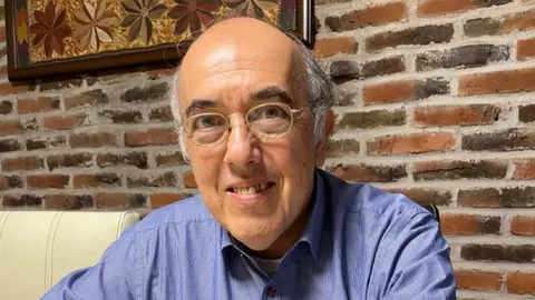 ¡Todo un rockstar! Aficionados se deshacen por conseguir una autógrafo de Pepe Segarra