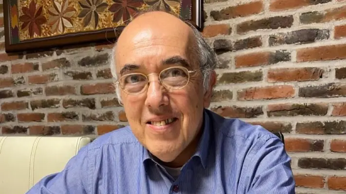 ¡Todo un rockstar! Aficionados se deshacen por conseguir una autógrafo de Pepe Segarra