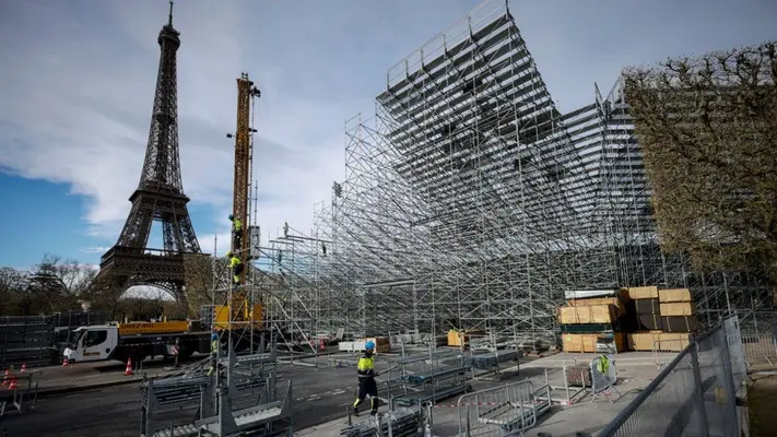 París 2024: Se revelan las imágenes de la cancha que se construye cerca de la Torre Eiffel