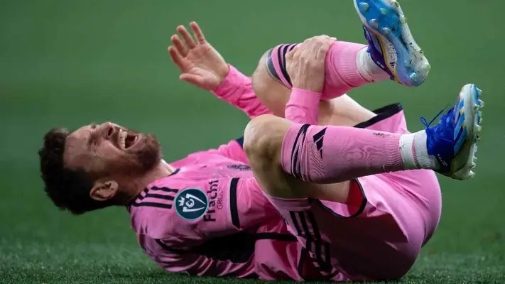 ¡Casi lo rompen! Dura entrada sobre Lionel Messi en la Concacaf Champions Cup