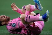 ¡Casi lo rompen! Dura entrada sobre Lionel Messi en la Concacaf Champions Cup