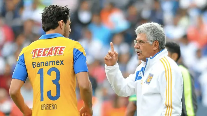 Pollo Briseño explota contra el Tuca: "No soy ningún pend..."