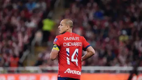 ¡Momento tenso! 'Chicharito' Hernández y Fernando Hernández 'se encararon' en el Clásico Nacional