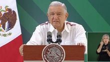 AMLO ve guerra sucia ante portazo de normalistas de Ayotzinapa en Palacio Nacional