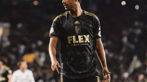 ¿Y su nuevo equipo? Carlos Vela disfruta de sus vacaciones haciendo snowboarding