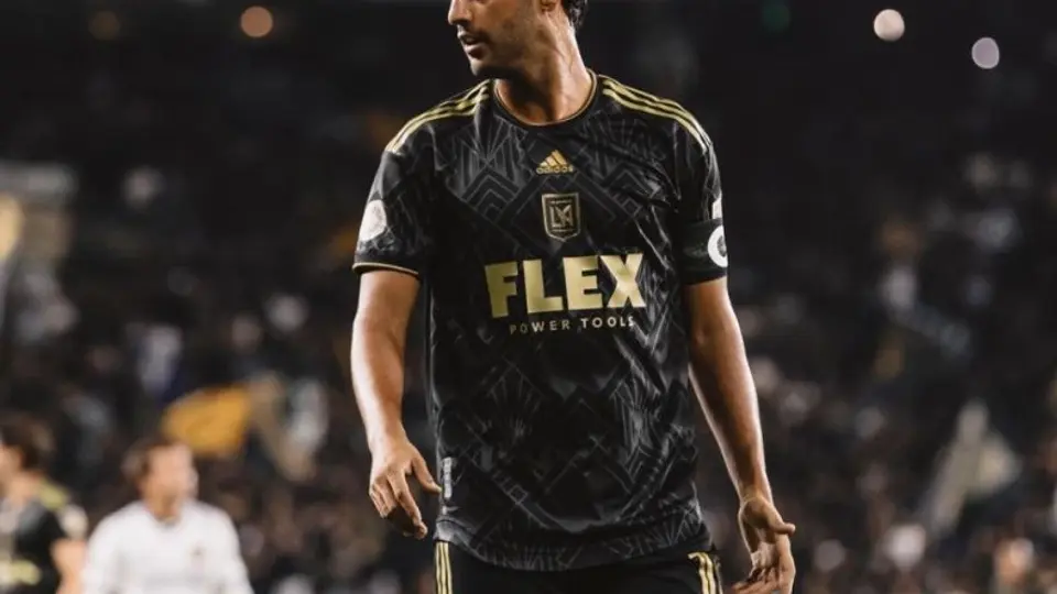 ¿Y su nuevo equipo? Carlos Vela disfruta de sus vacaciones haciendo snowboarding