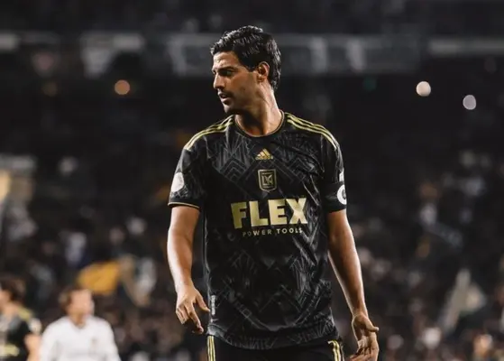 ¿Y su nuevo equipo? Carlos Vela disfruta de sus vacaciones haciendo snowboarding