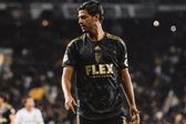 ¿Y su nuevo equipo? Carlos Vela disfruta de sus vacaciones haciendo snowboarding