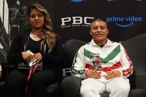 Pitbull Cruz y el emotivo gesto que tuvo con su esposa tras su campeonato