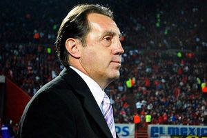 Alex Aguinaga, al borde de las lágrimas, se pronuncia sobre el conflicto entre México y Ecuador