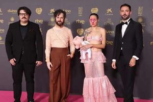 La directora Carla Pereira sorprende con un muñeco aterrador en los Premios Goya