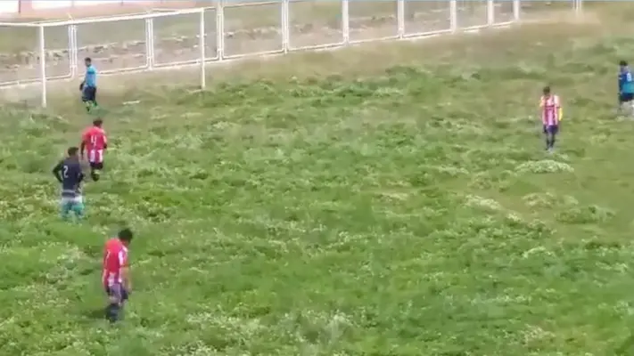 ¡Ni en el potrero! Partido en Perú se vuelve viral debido al mal estado de la cancha