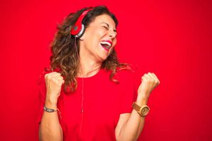 Canciones que te ponen feliz, según la ciencia ¡Escúchalas!