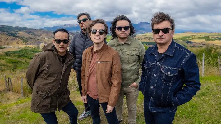 Colapsa baterista de Los Bunkers en pleno show; reprograman conciertos en puerta