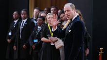 ¡El Príncipe William deslumbró en los Premios BAFTA 2024 luciendo un elegante traje de Armani! ¿Dónde estaba Kate Middleton?