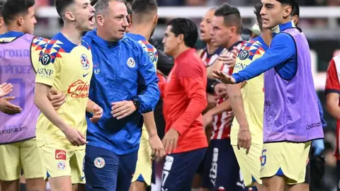 ¡El escudo no se toca! Así se encaró Álvaro Fidalgo con 'Pollo' Briseño en el Clásico Nacional